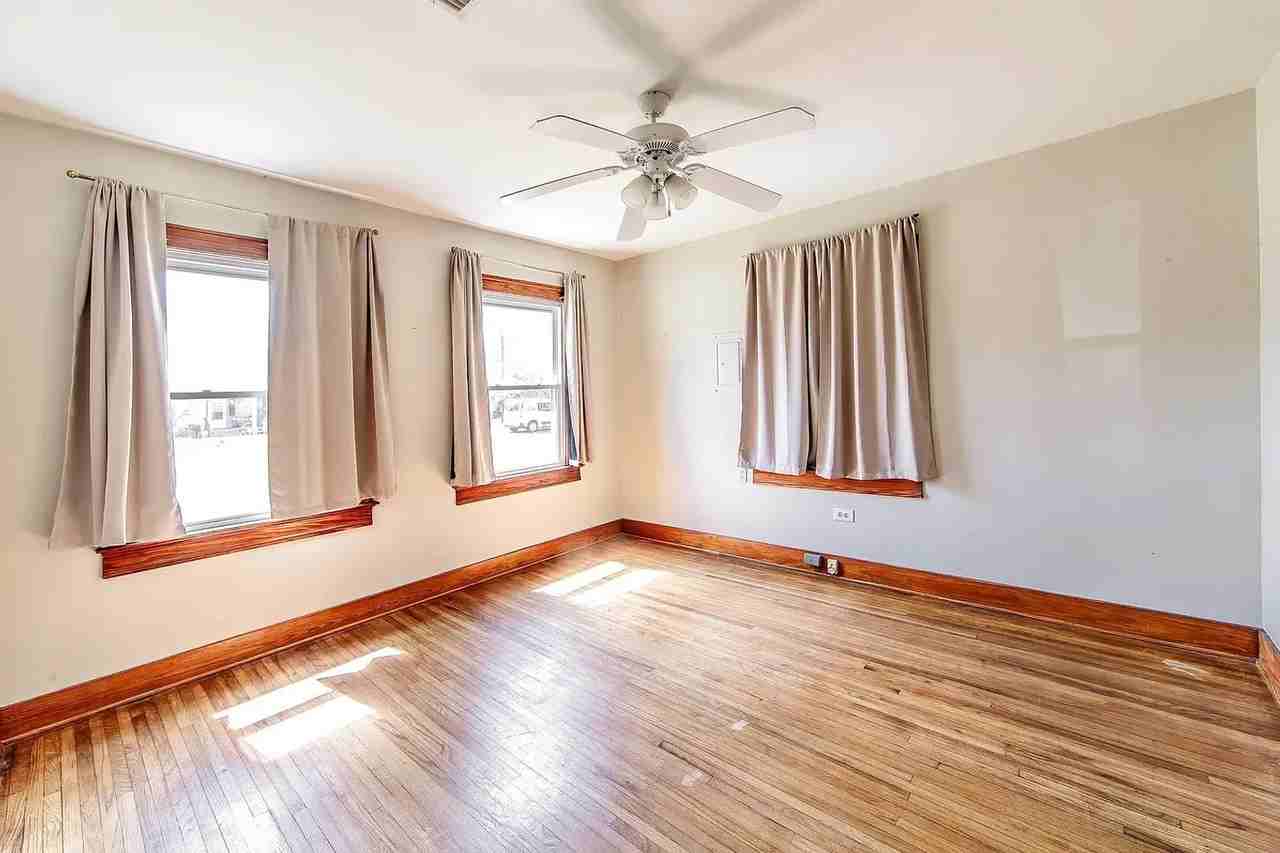 129 Pecan St - Photo 5 of 9