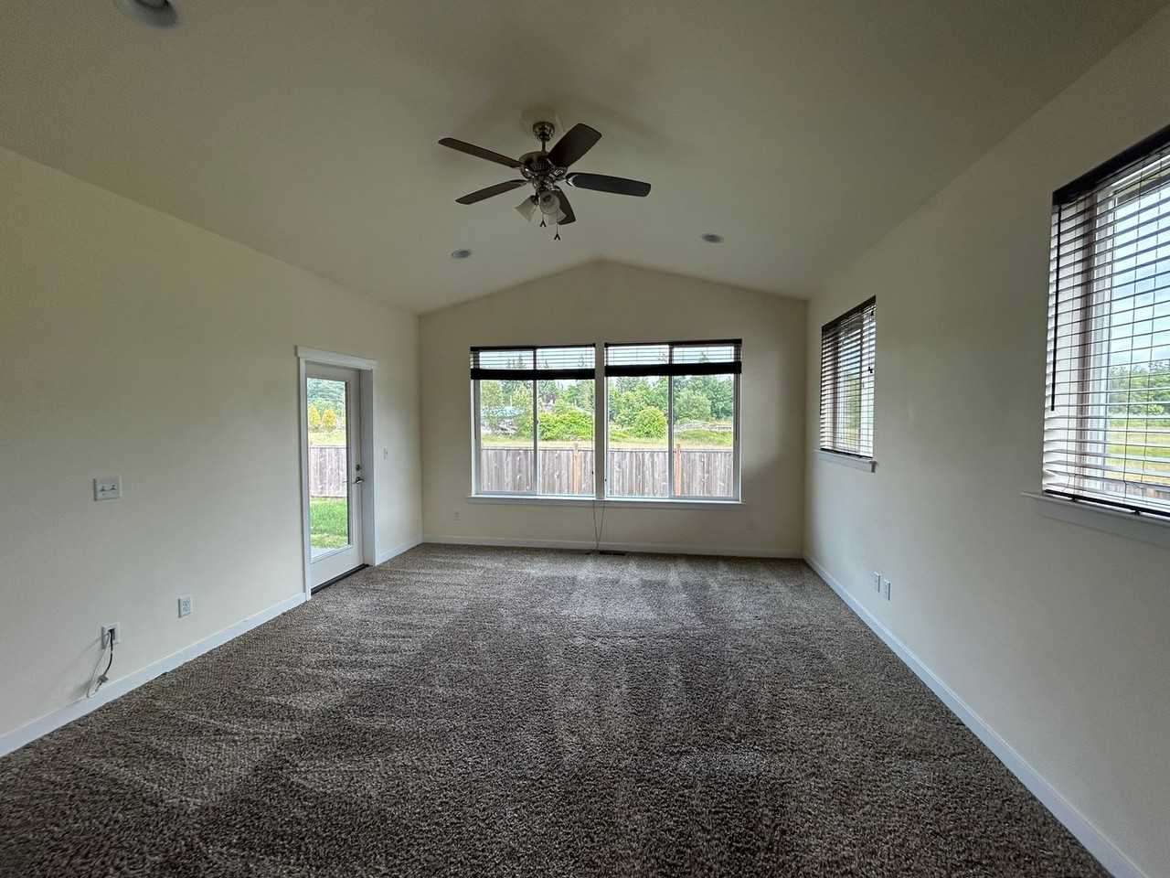 4052 Kingston St - Photo 3 of 29