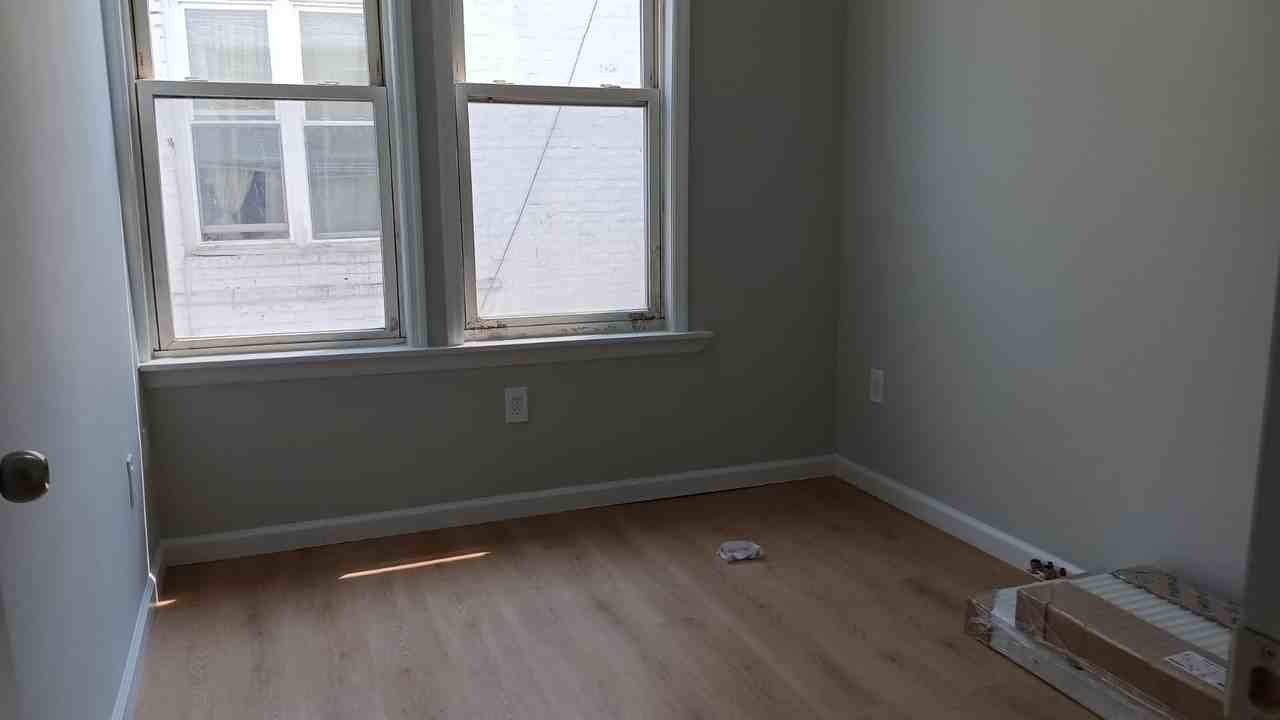 2125 East 15th Street 2r - Photo 2 of 10