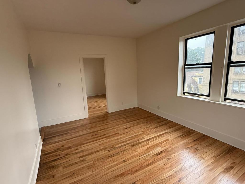 497 Van Cortlandt Park Ave - Photo 3 of 7