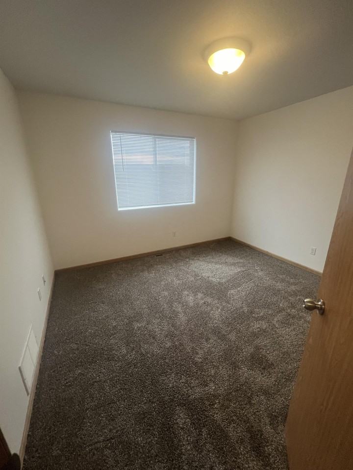 3322 8th St W #B - Photo 3 of 27