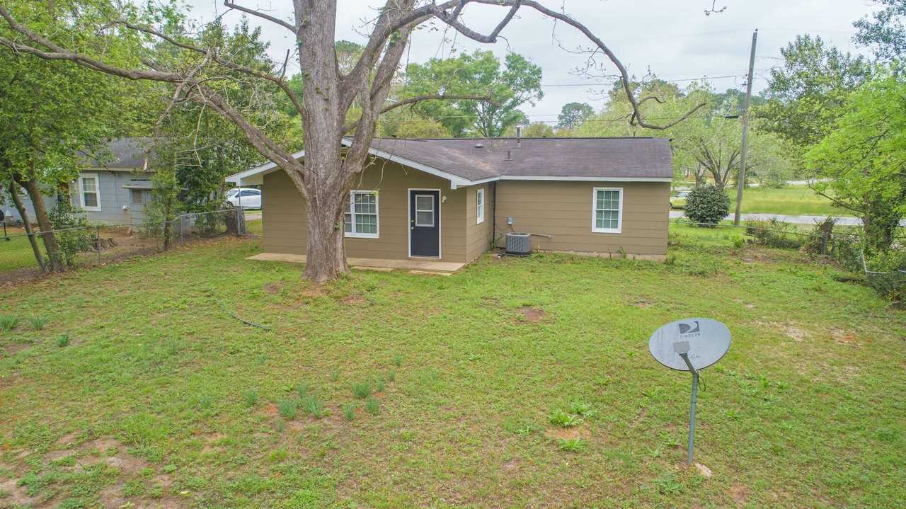 115 Private Bedroom For Male Student Or Professional (Bedroom #1 - Photo 2 of 13