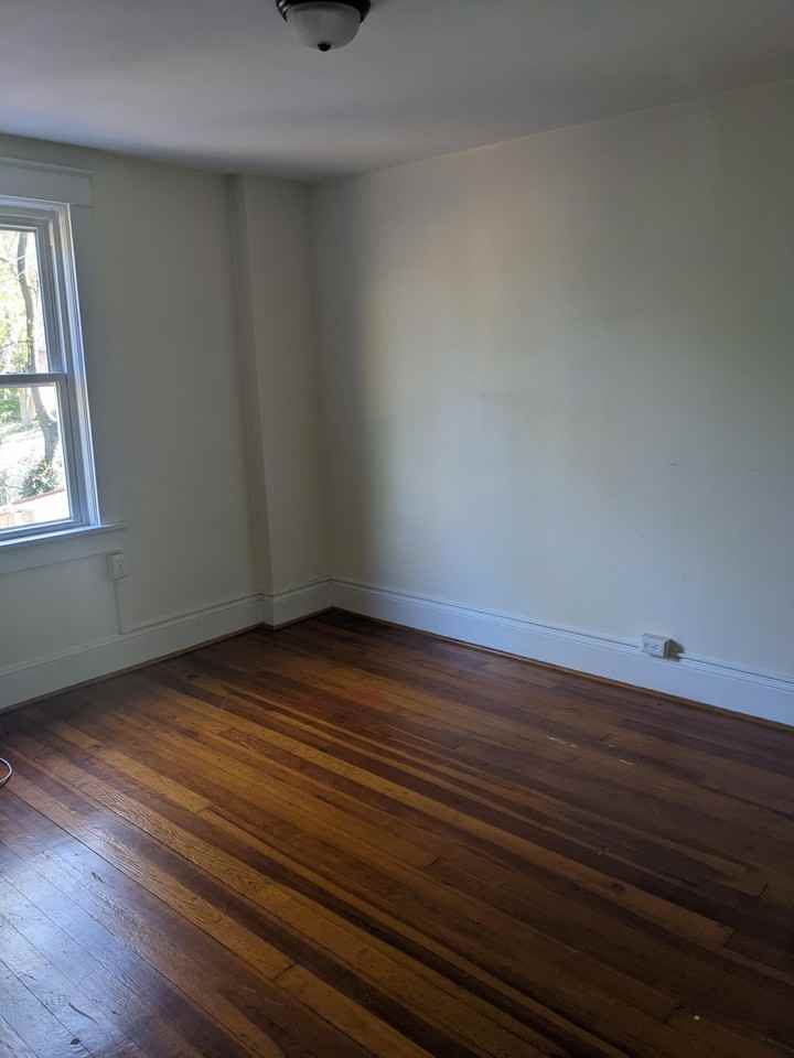 216 E Fairfax Ln - Photo 2 of 12