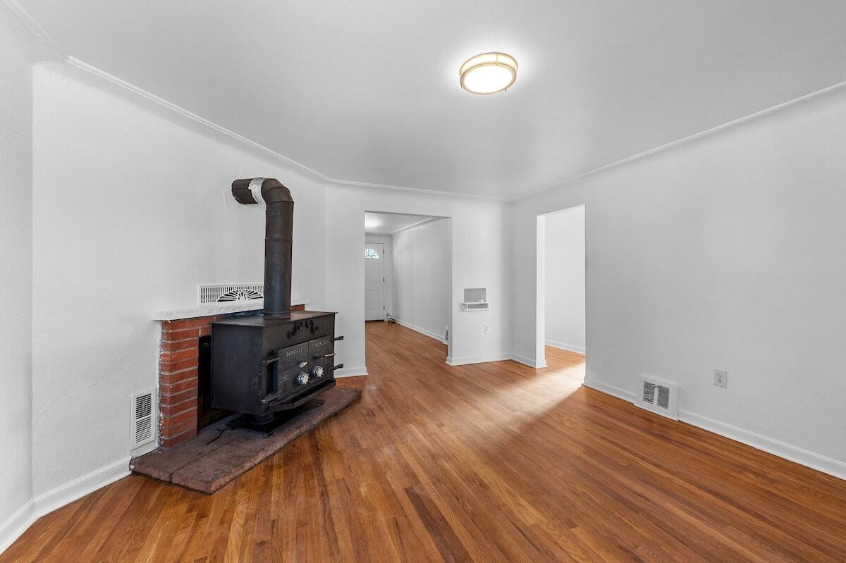 198 S Holland St - Photo 2 of 31