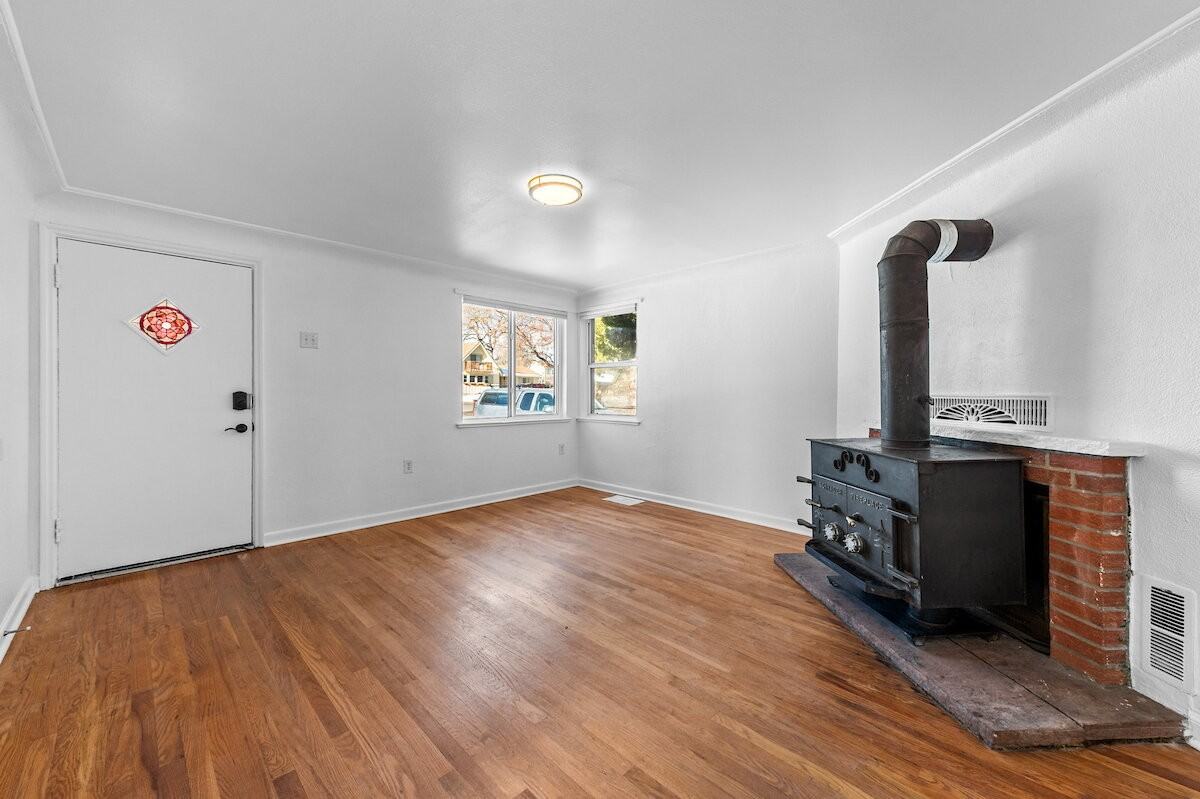 198 S Holland St - Photo 3 of 31