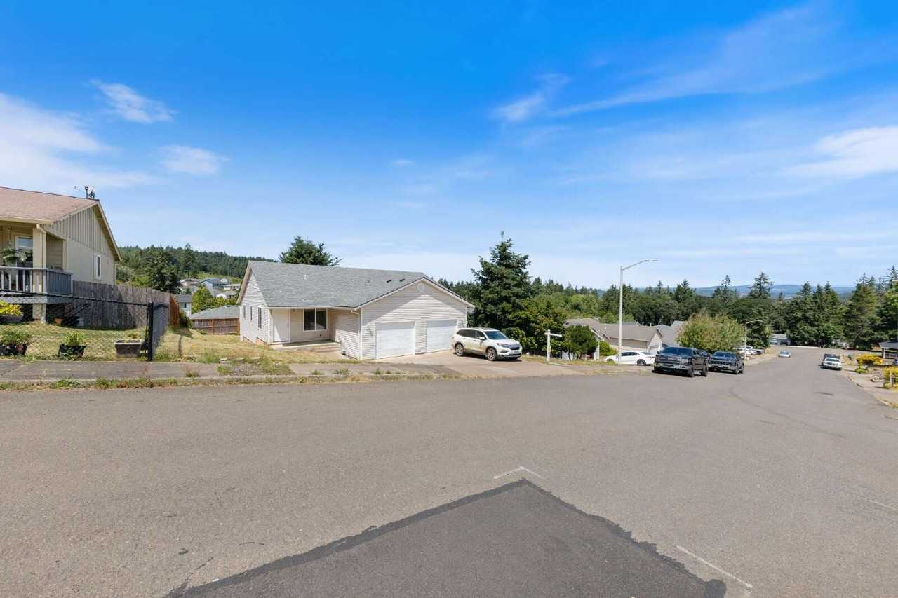 907 Sw Bales Ave - Photo 2 of 35