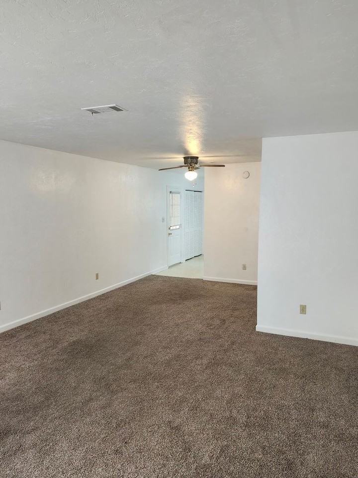 1872 Darryl Dr Apt A - Photo 3 of 12