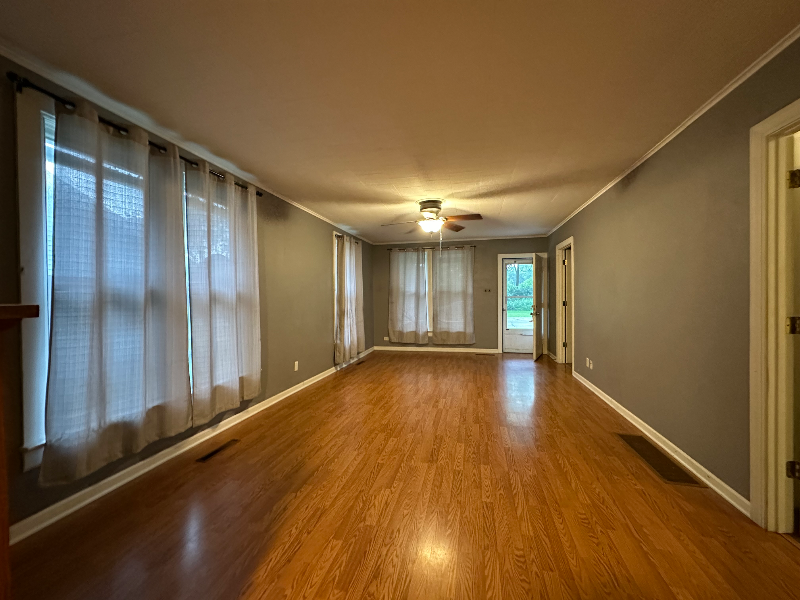 252 South Oak Street - Photo 2 of 8