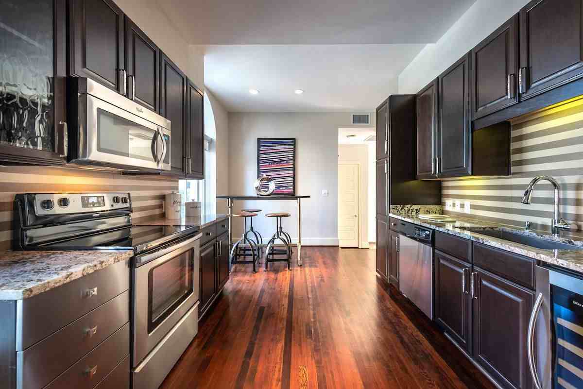 400 North Ervay - Photo 3 of 38