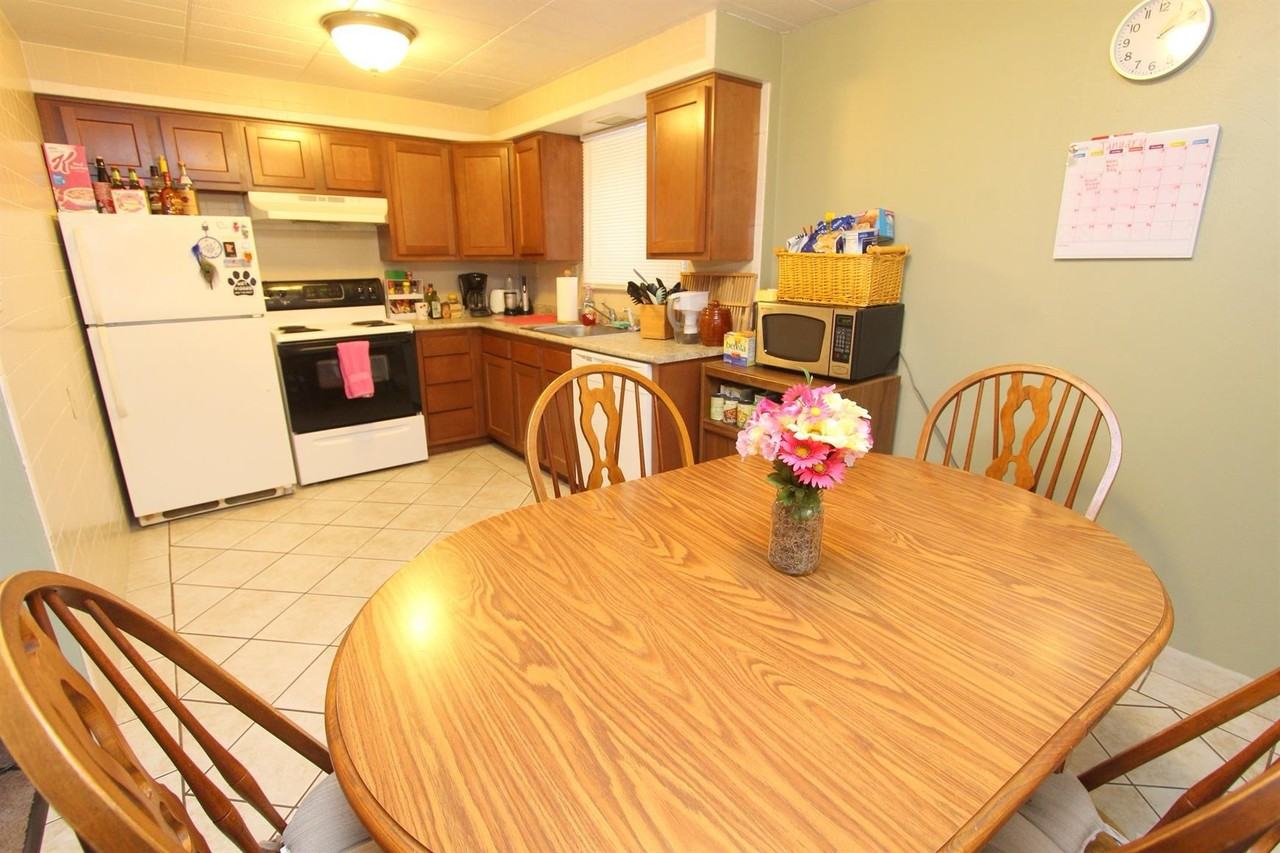 JAMES MANOR -- 057 - Photo 2 of 8