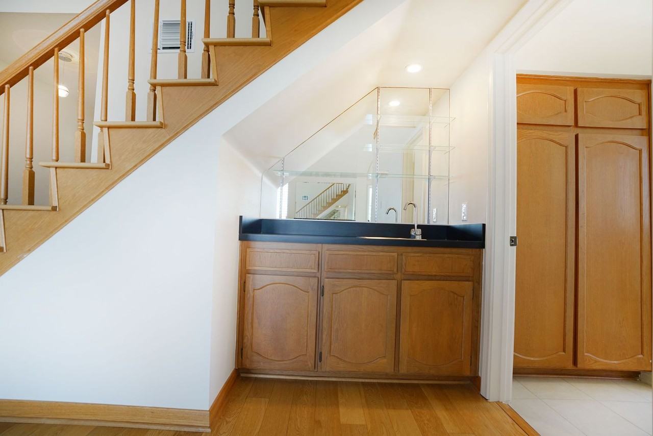 10465 Eastborne Ave - Photo 5 of 34