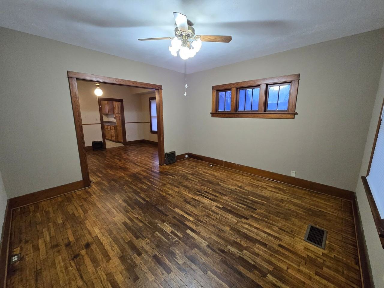 302 Clarke St - Photo 3 of 19