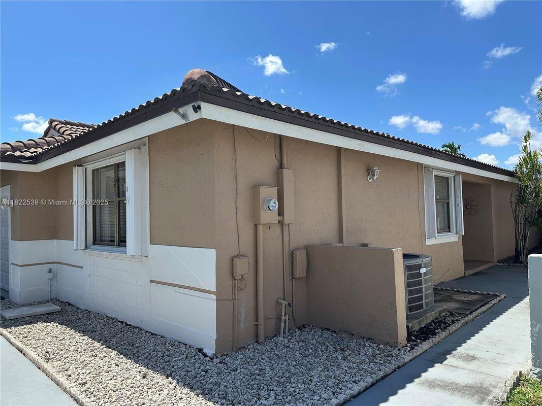 15043 Brighton Ln - Photo 2 of 24