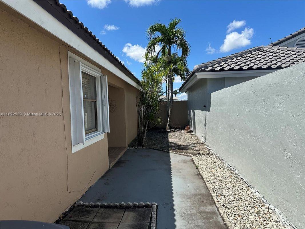 15043 Brighton Ln - Photo 3 of 24