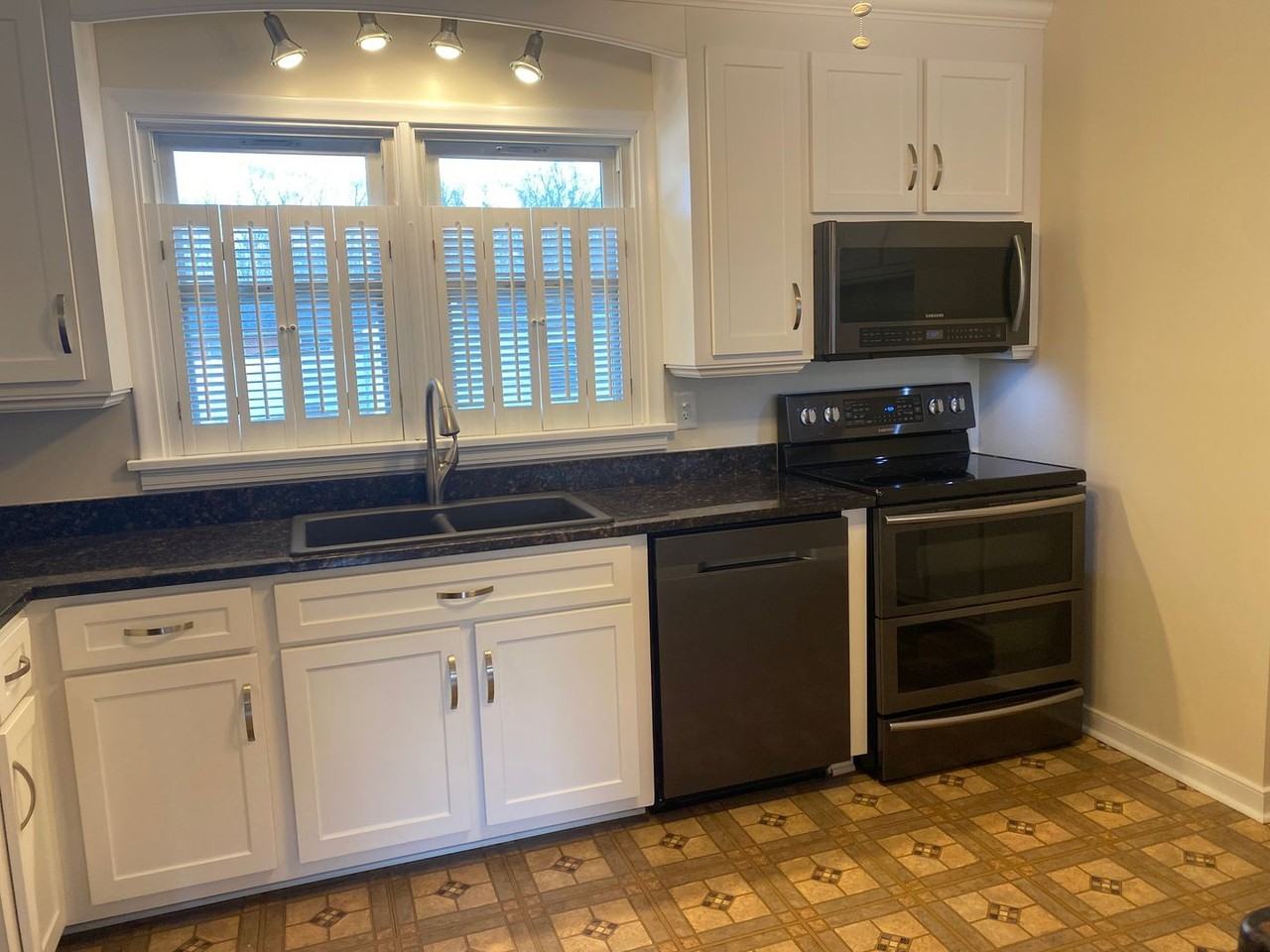 422 Sandston Ave - Photo 5 of 14