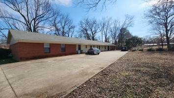 featured image of 600 E 8th St