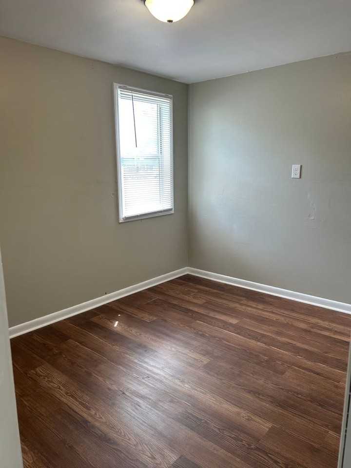 207 E 1st St - Photo 4 of 9
