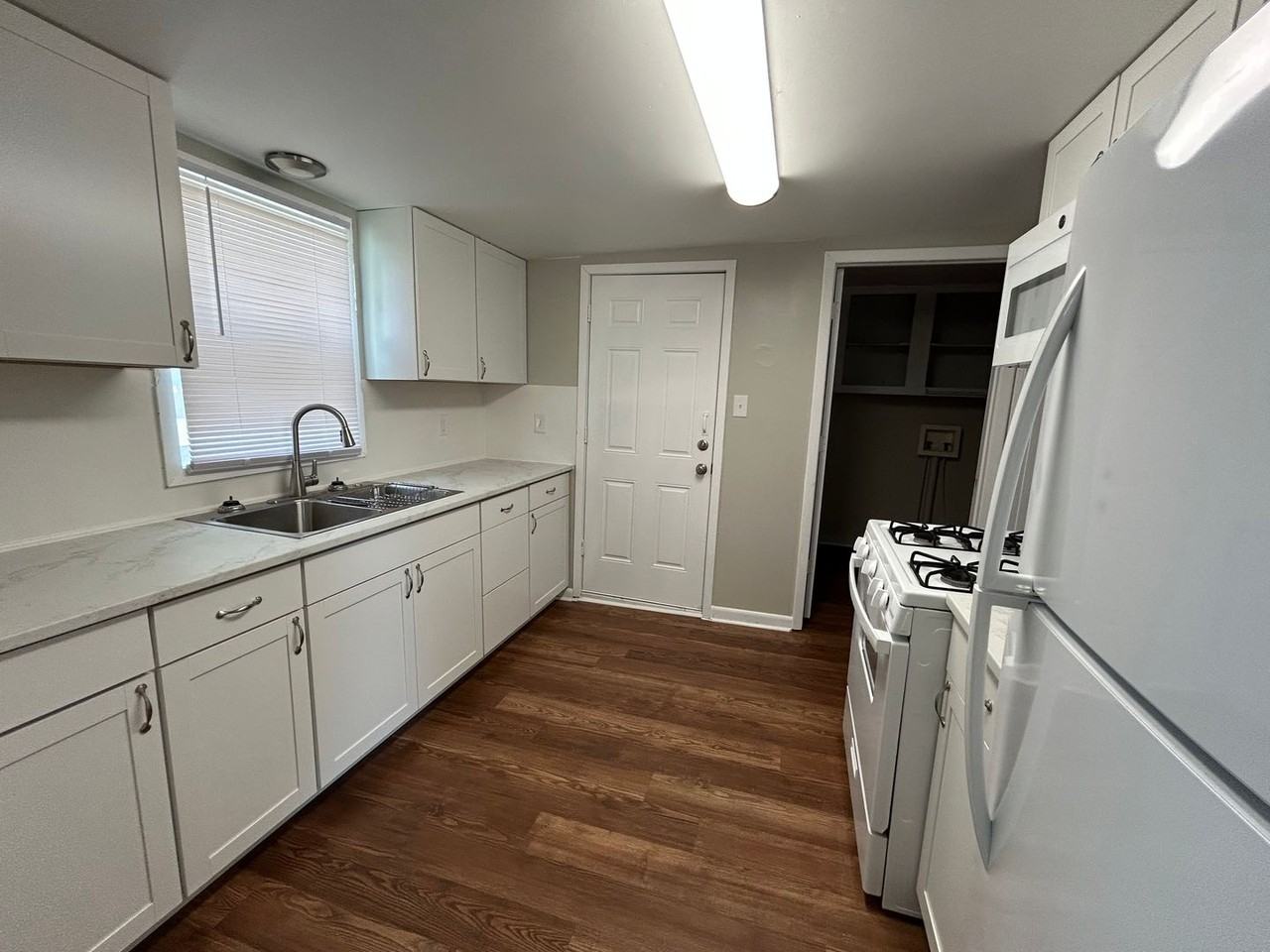 207 E 1st St - Photo 5 of 9
