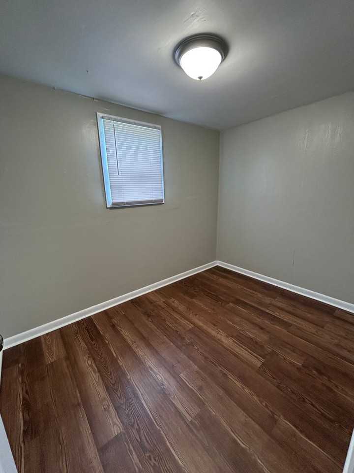 207 E 1st St - Photo 7 of 9