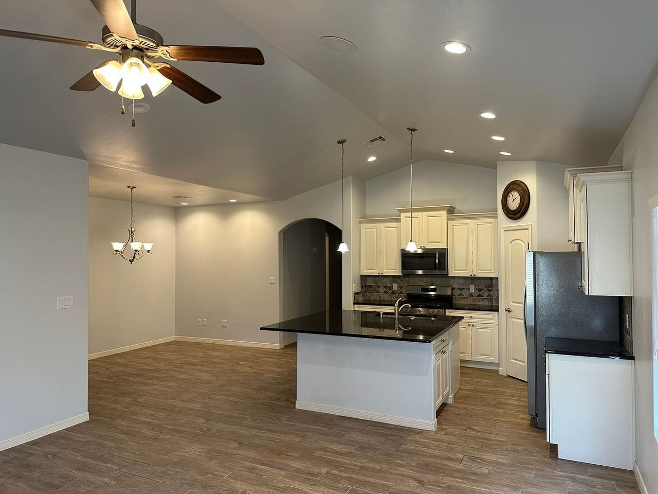 1006 W Mckay St - Photo 2 of 22