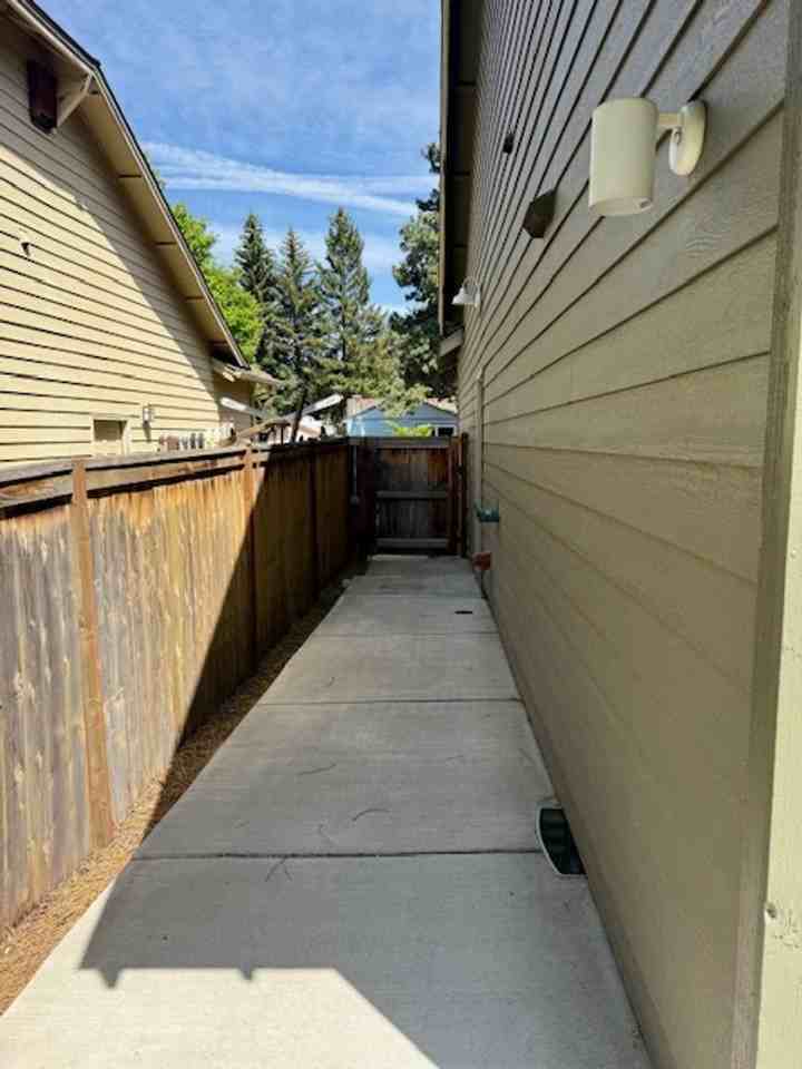 885 Sw Silver Lake Blvd - Photo 5 of 29