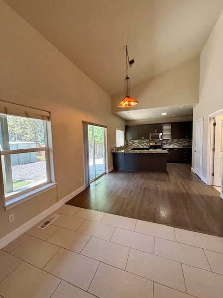 885 Sw Silver Lake Blvd - Photo 6 of 29
