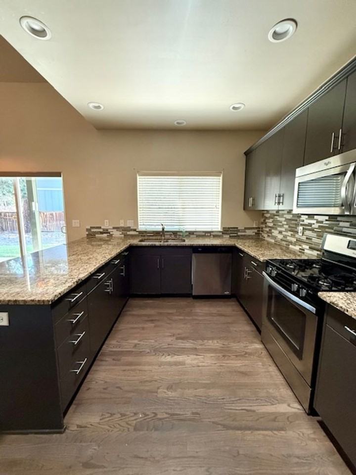 885 Sw Silver Lake Blvd - Photo 7 of 29