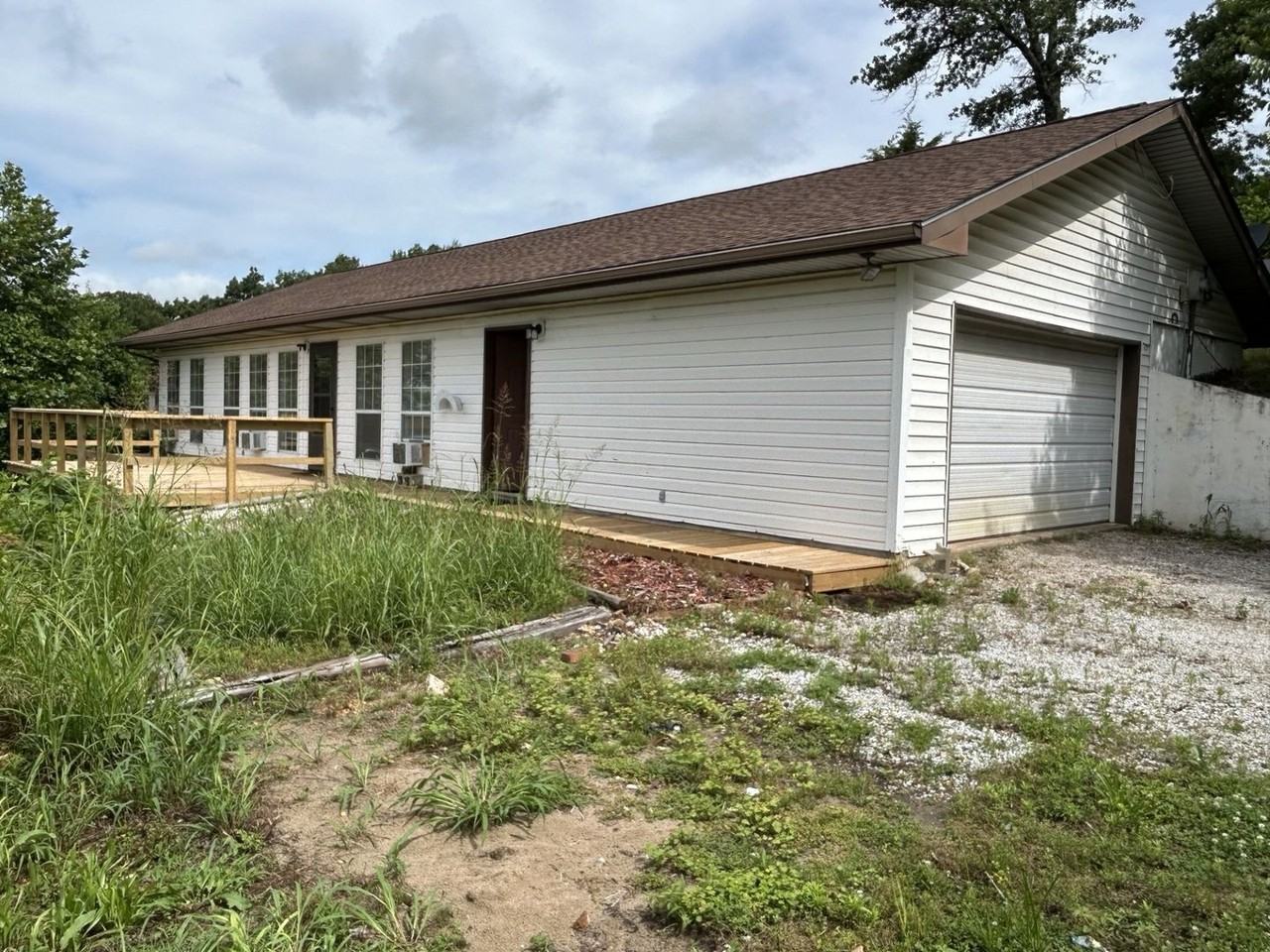 612 Hillcrest Dr - Photo 2 of 17