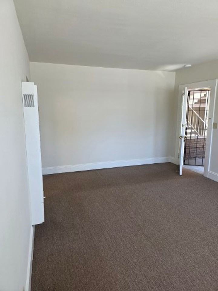 422 E 15th St - Photo 3 of 15