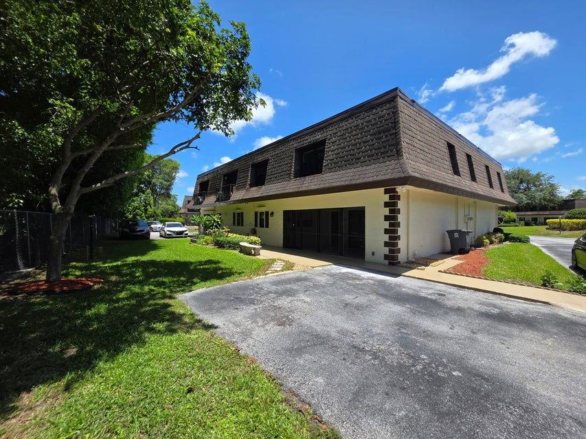 9460 Sw 61st Way #D - Photo 2 of 8