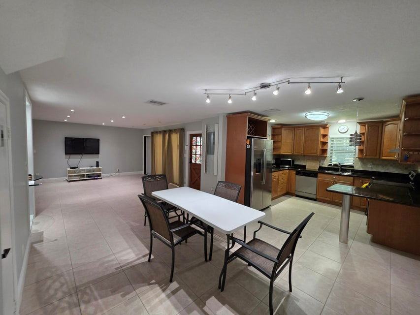 9460 Sw 61st Way #D - Photo 5 of 8