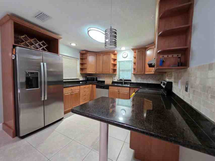 9460 Sw 61st Way #D - Photo 7 of 8