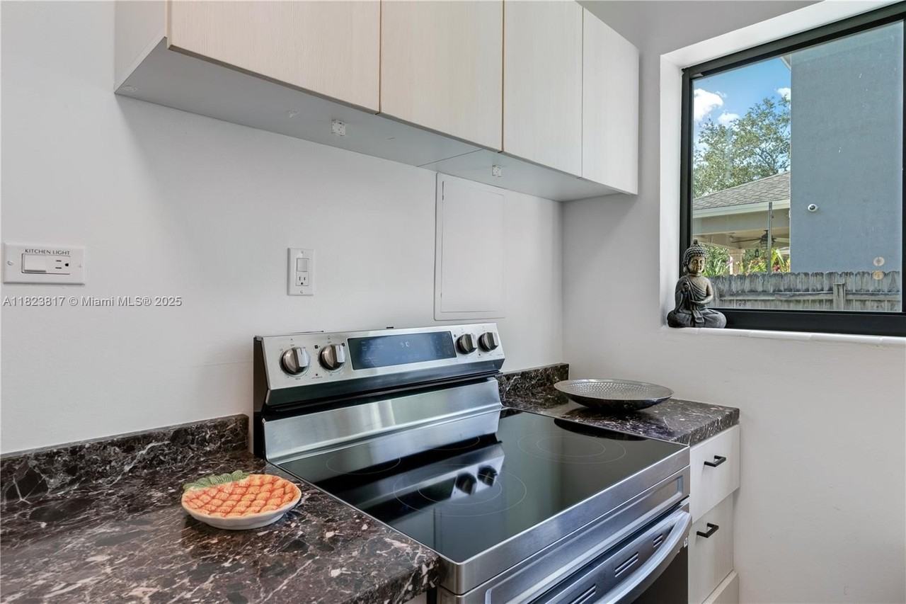 11534 Ne 13th Ave - Photo 7 of 26