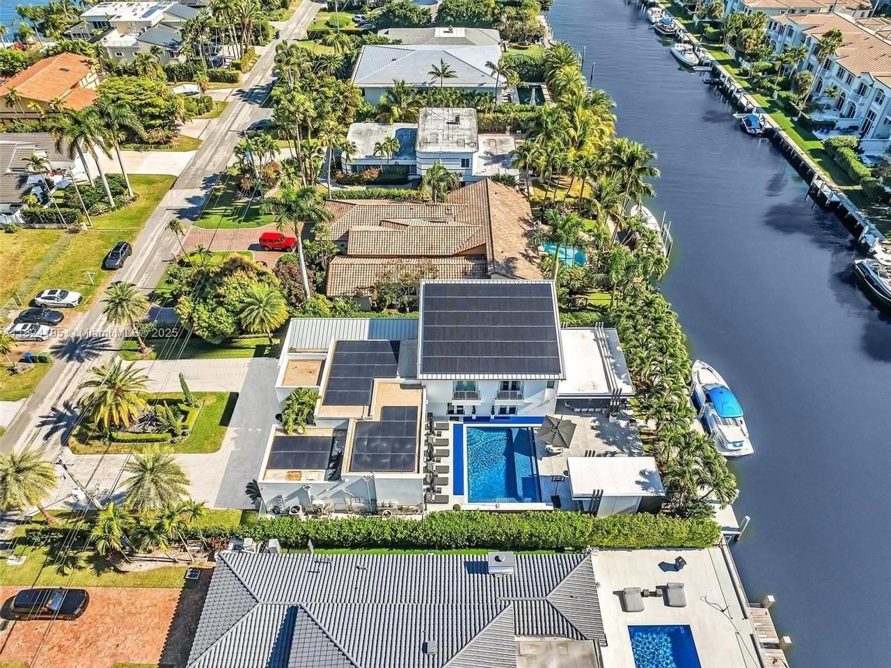 307 Holiday Dr - Photo 4 of 50