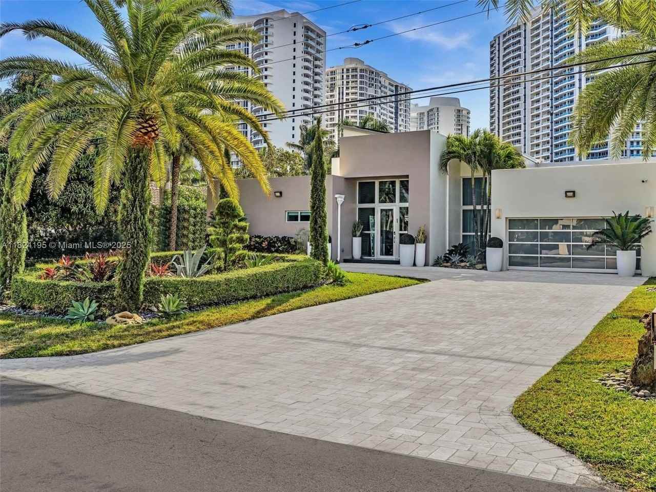 307 Holiday Dr - Photo 6 of 50