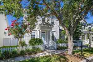 featured image of 212 Ficus St