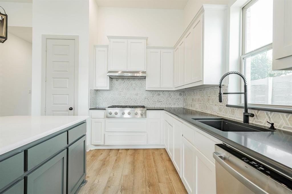 1205 1st St - Photo 5 of 33