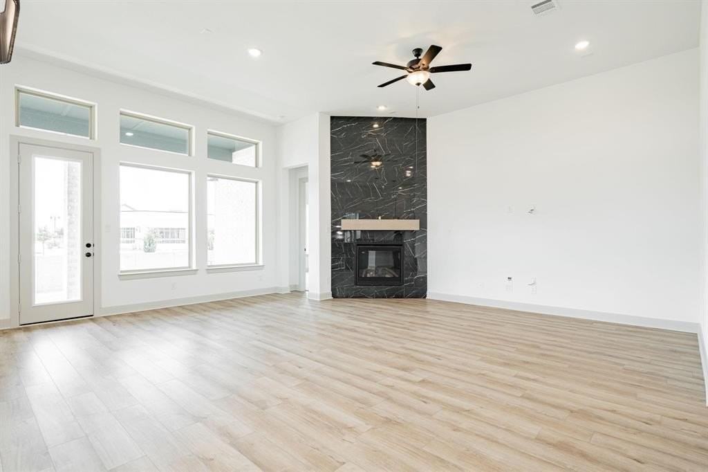 1205 1st St - Photo 6 of 33