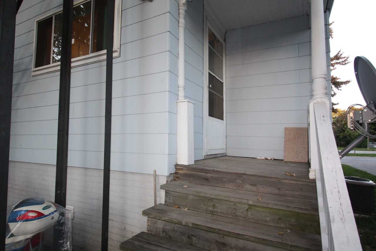 111 Brock St S - Bachelor - Photo 2 of 7