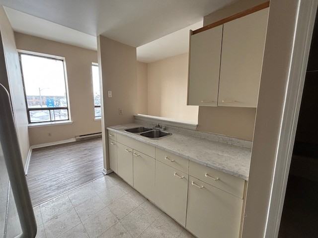 100 Christina St N - 1 bedroom - Photo 2 of 9