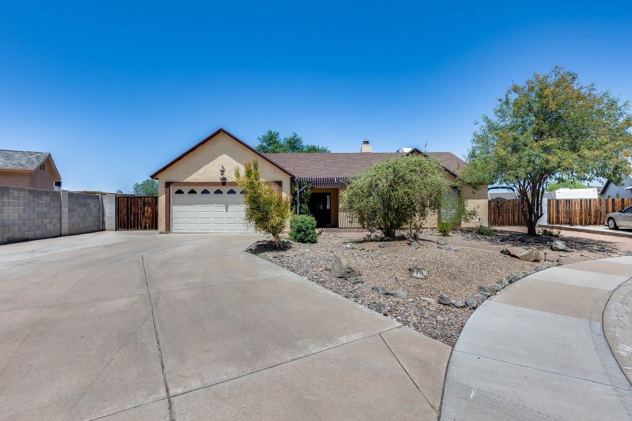 12512 N 85th Ave - Photo 2 of 43