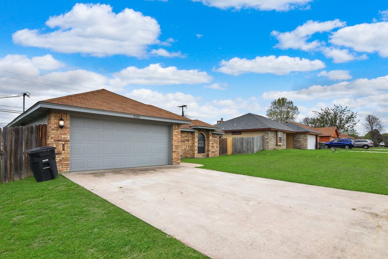 2305 Timberline Dr - Photo 3 of 19