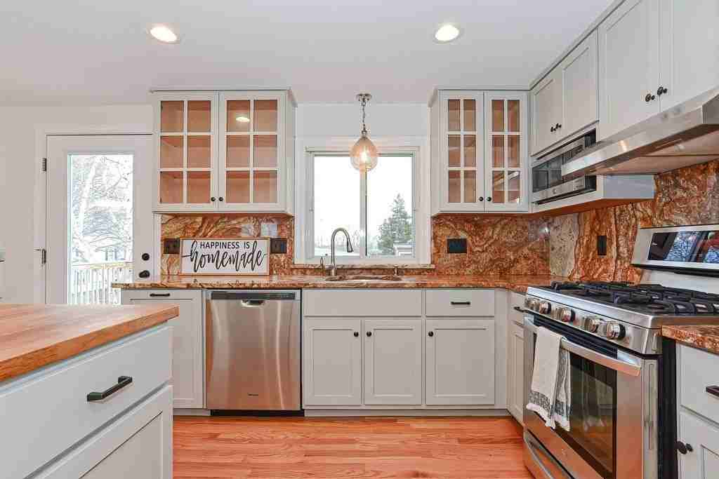 21 Swan Ave #21 - Photo 4 of 40