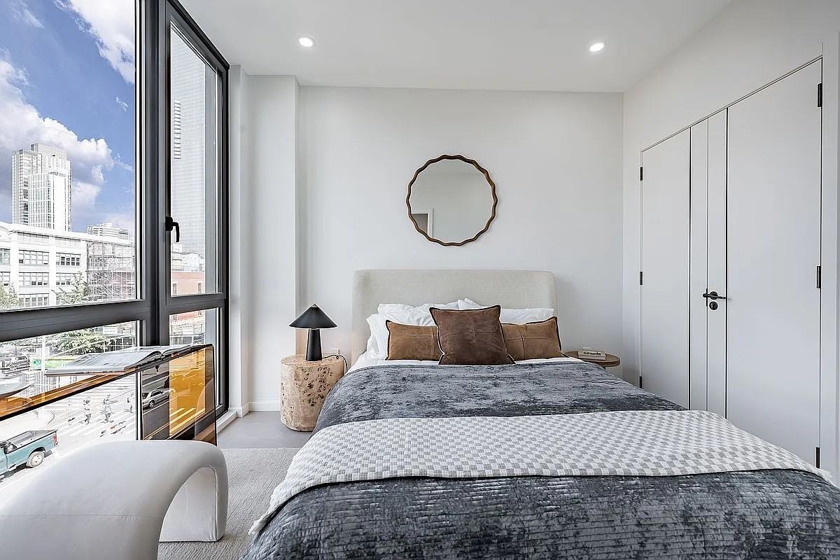 1152 44Th Dr - Photo 2 of 6