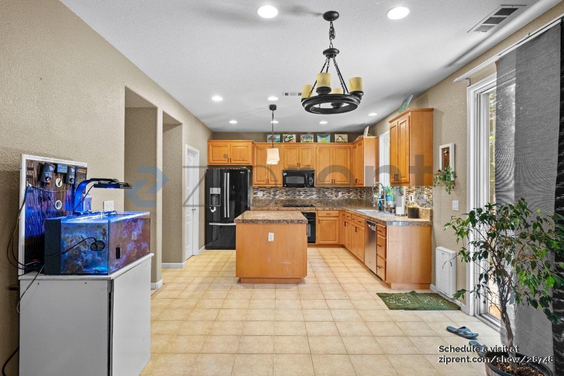 887 Hampton St - Photo 7 of 36