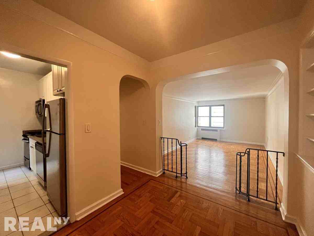 E 24th St #4C - Photo 3 of 6