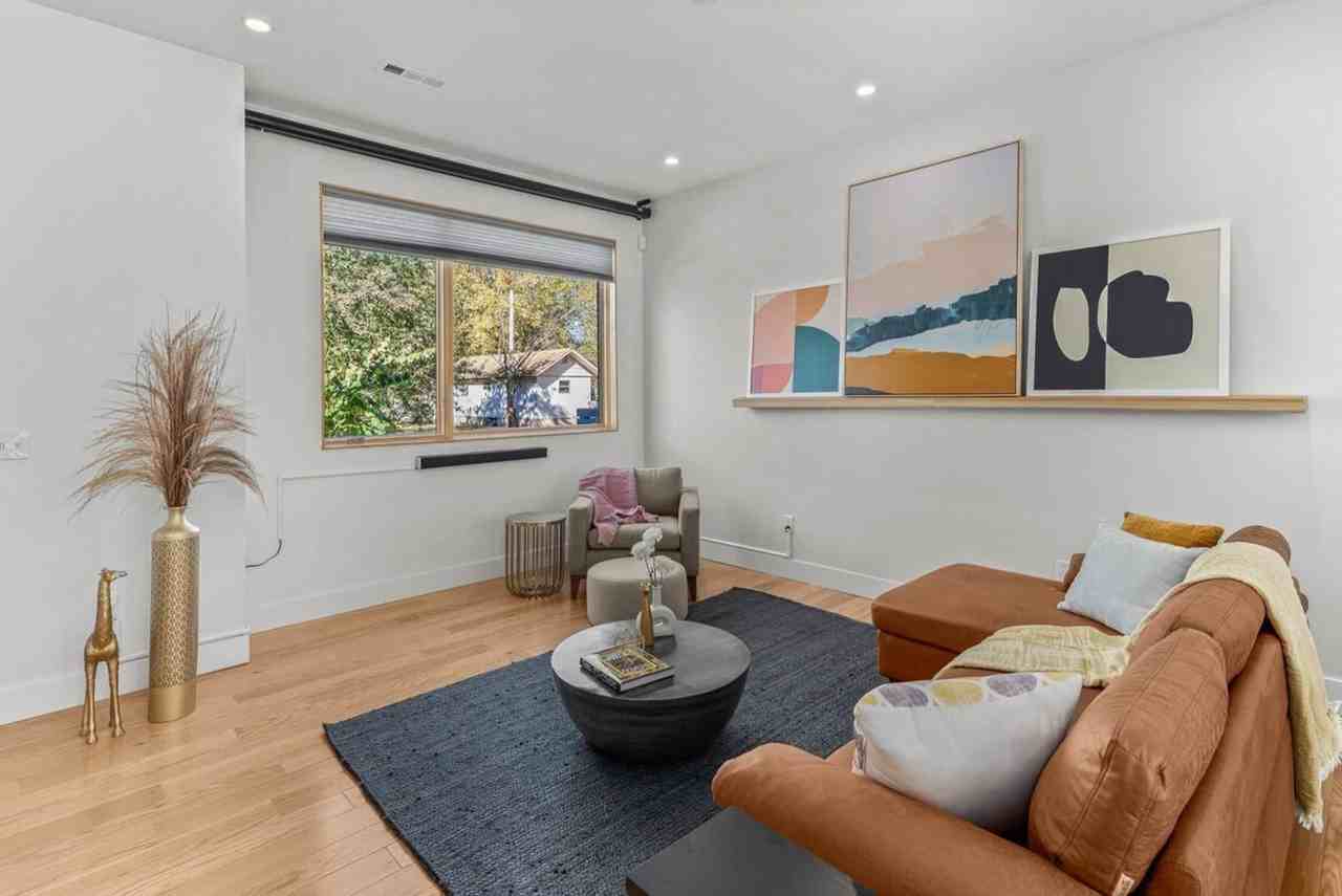 707 Se A St #1241300P - Photo 4 of 32