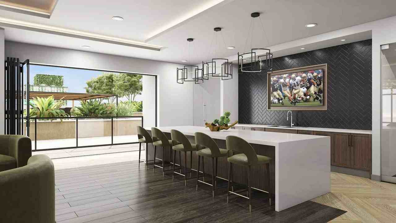 SOLARIS & - Photo 4 of 10