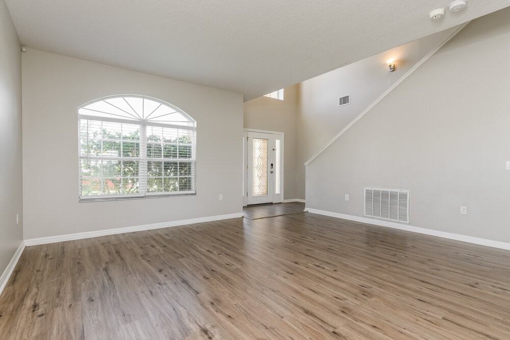 349 Aldershot Ct - Photo 4 of 17