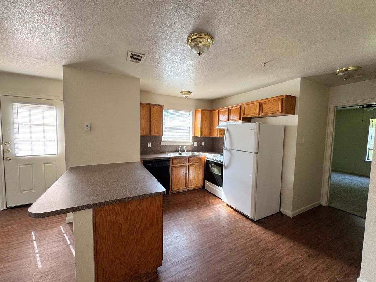1100 Lansberry - Photo 6 of 42